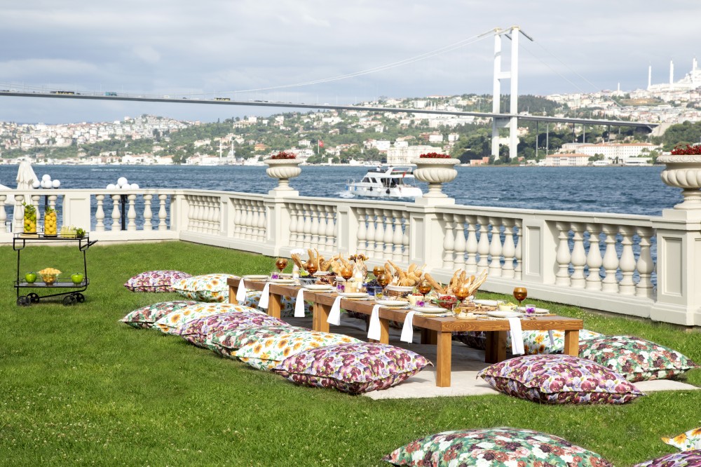 Çırağan Sarayı Bahçelerinde Lüks Piknik Deneyimi Başladı